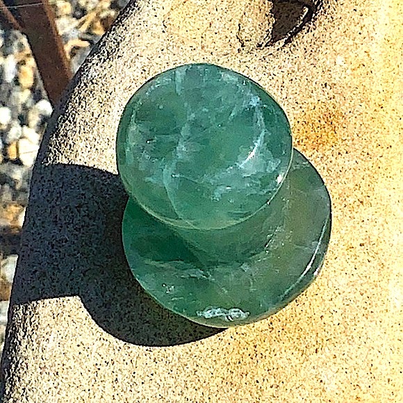 GREEN FLUORITE QUARTZ MUSHROOM HEALING STONE 2 1/2 IN TALL NEW - Picture 6 of 7